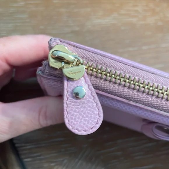 FERRAGAMO pink zip wallet with bow and original box - Used - Authentic - Picture 8 of 13